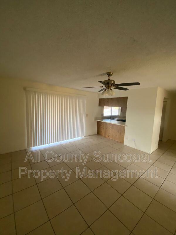 2578 Surrey Dr - Photo 4 of 12