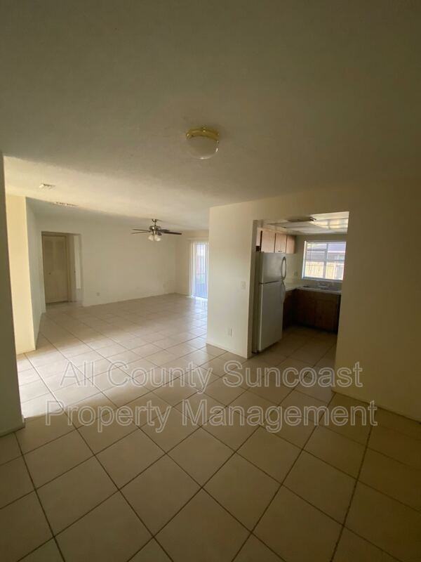 2578 Surrey Dr - Photo 5 of 12
