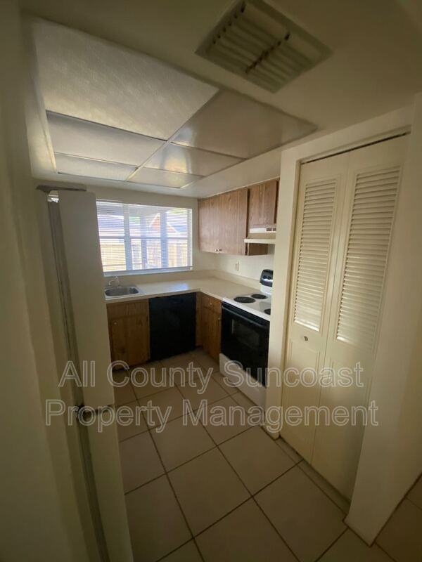 2578 Surrey Dr - Photo 7 of 12