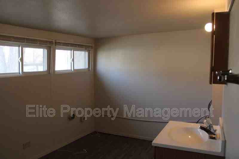 1026 W 13th St - Photo 4 of 19