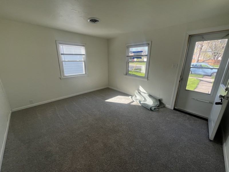 929 Biemeret St - Photo 2 of 12