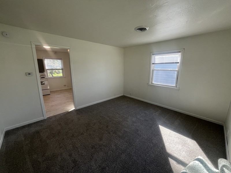 929 Biemeret St - Photo 3 of 12