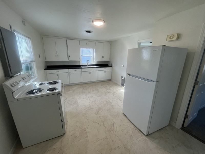 929 Biemeret St - Photo 4 of 12
