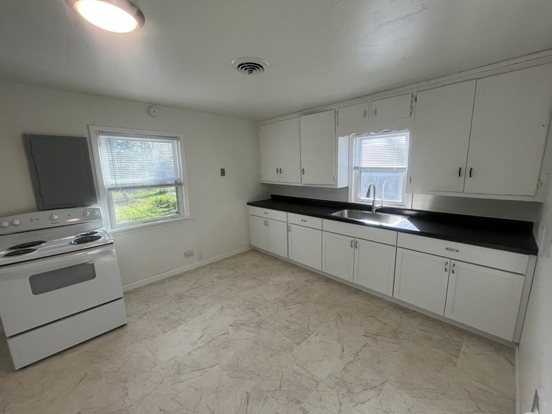929 Biemeret St - Photo 6 of 12