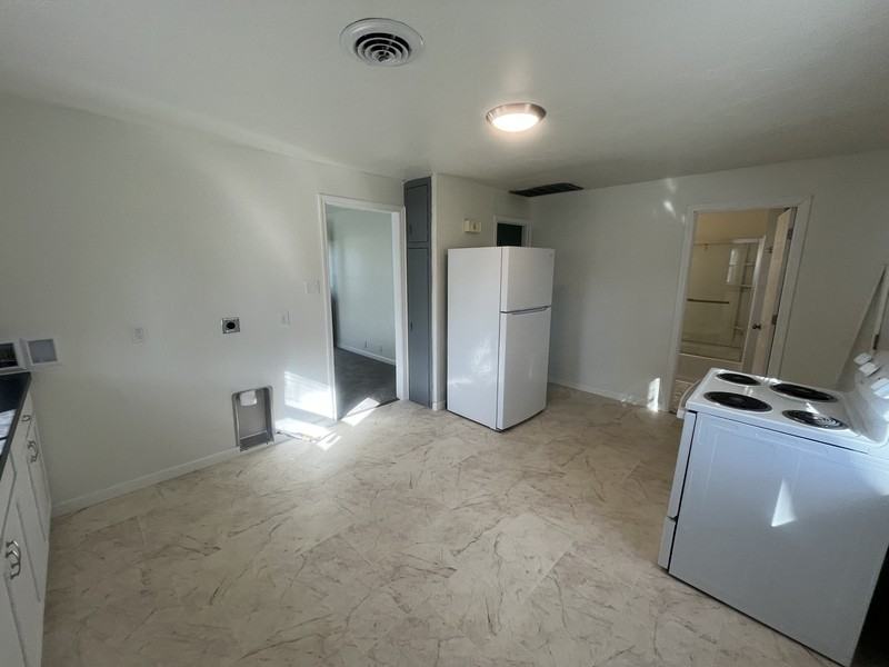 929 Biemeret St - Photo 7 of 12
