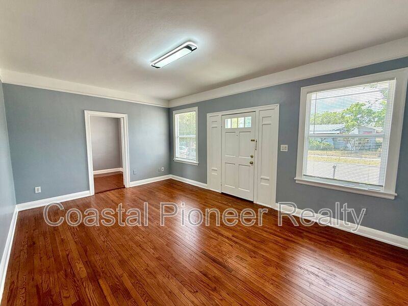 2323 W North B St - Photo 2 of 24
