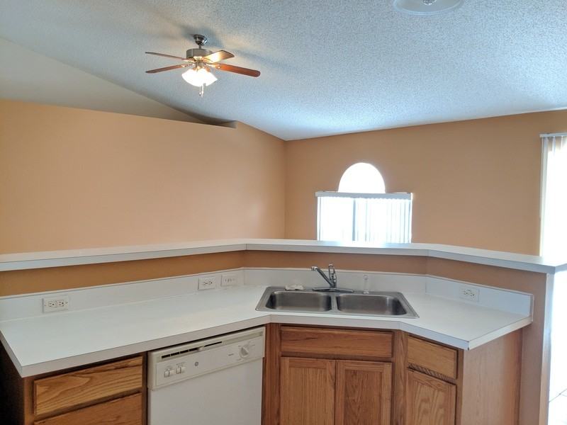 1907 Manatee Dr - Photo 3 of 11