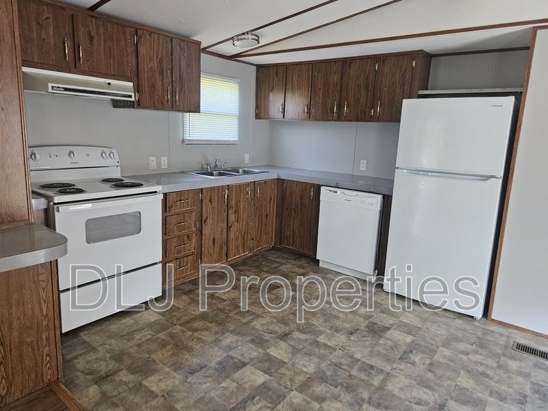 922 Palmer Ct - Photo 2 of 10