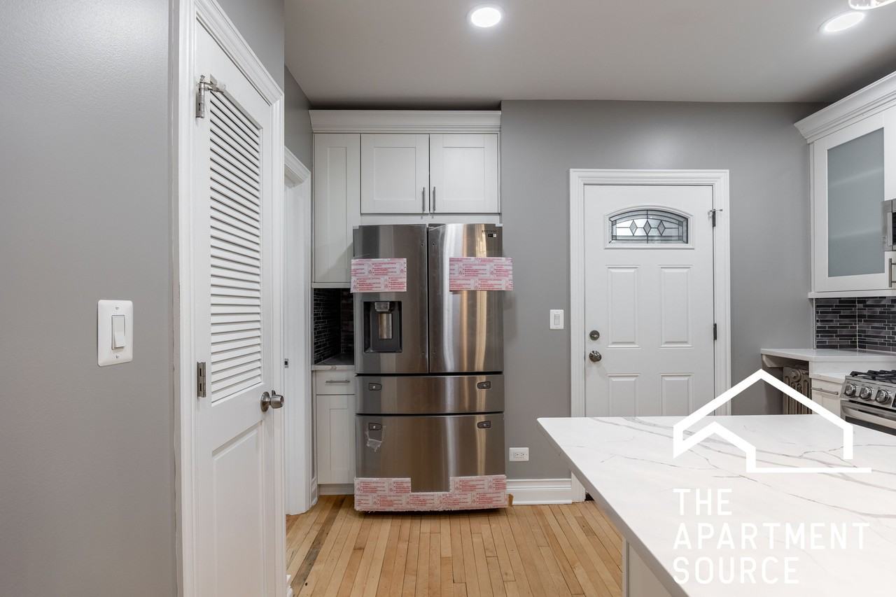5921 N Artesian Ave #1 - Photo 5 of 26