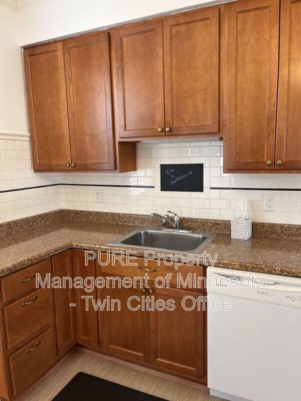 109 Page St W - Photo 5 of 17