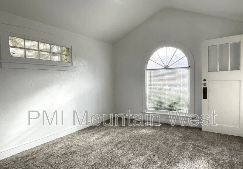 1100 532A S.E. - Photo 2 of 15