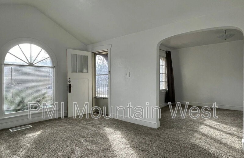 1100 532A S.E. - Photo 3 of 15