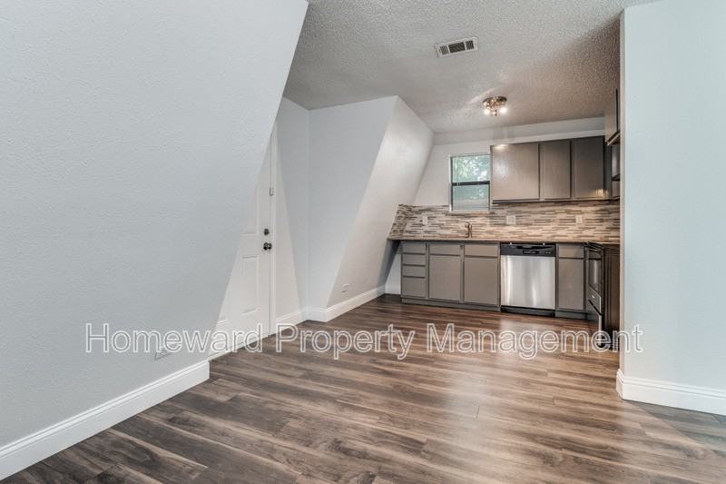 809 E Pioneer Dr - Photo 4 of 12