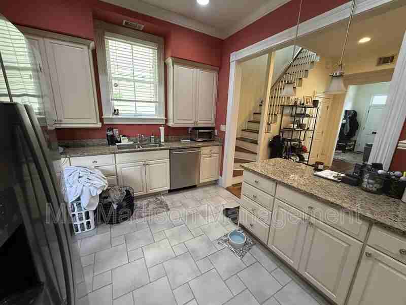 304 E 33rd St - Photo 7 of 23