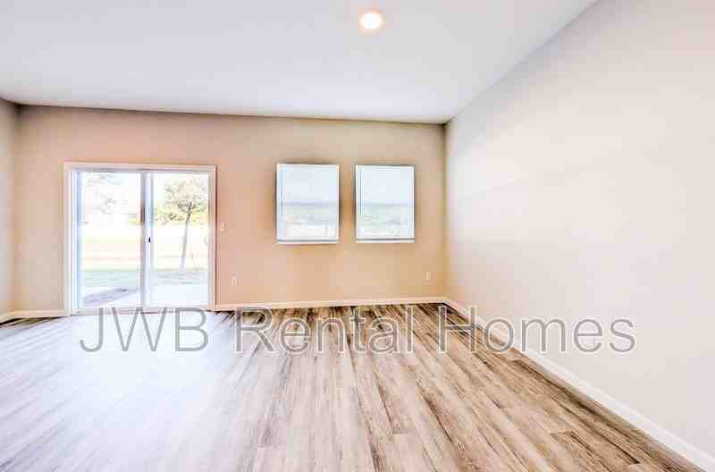 6055 Carolines Ct - Photo 6 of 20