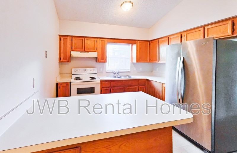 1406 Ellis Trace Dr W - Photo 2 of 13