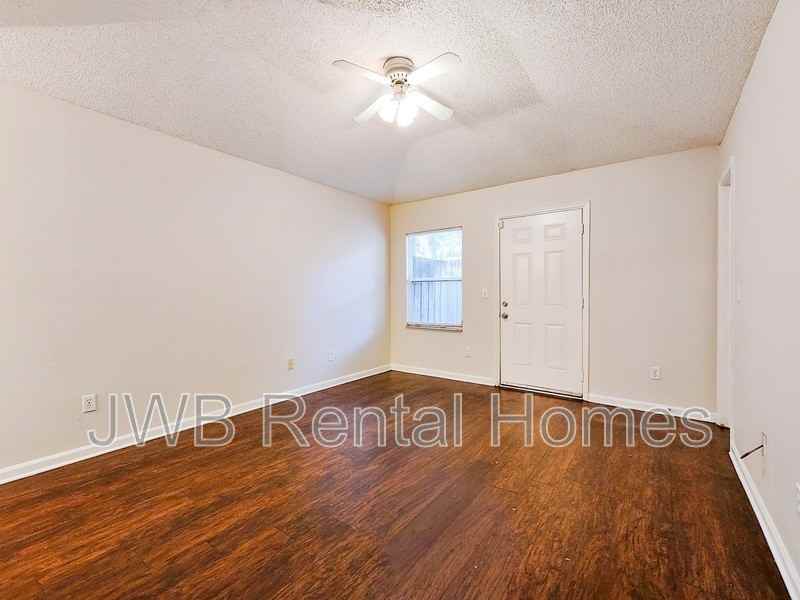 1406 Ellis Trace Dr W - Photo 4 of 13