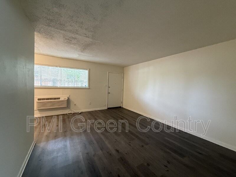 2540 E 7th St #2 - Photo 2 of 8
