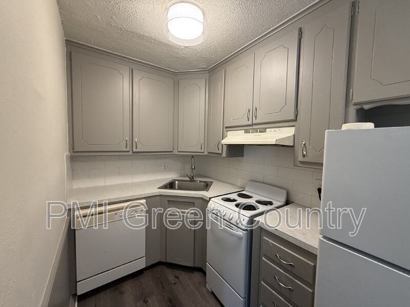 2540 E 7th St #2 - Photo 3 of 8