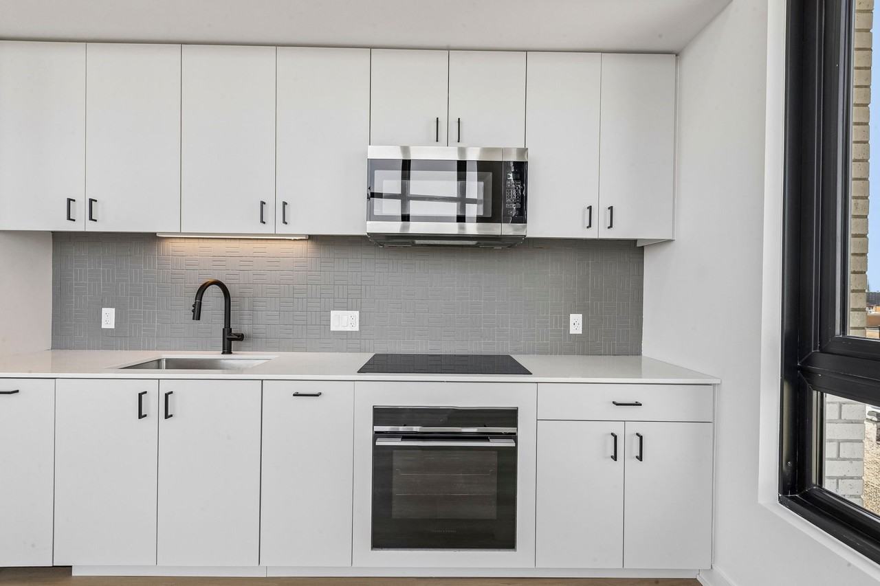 1100 W Grand Ave #319
