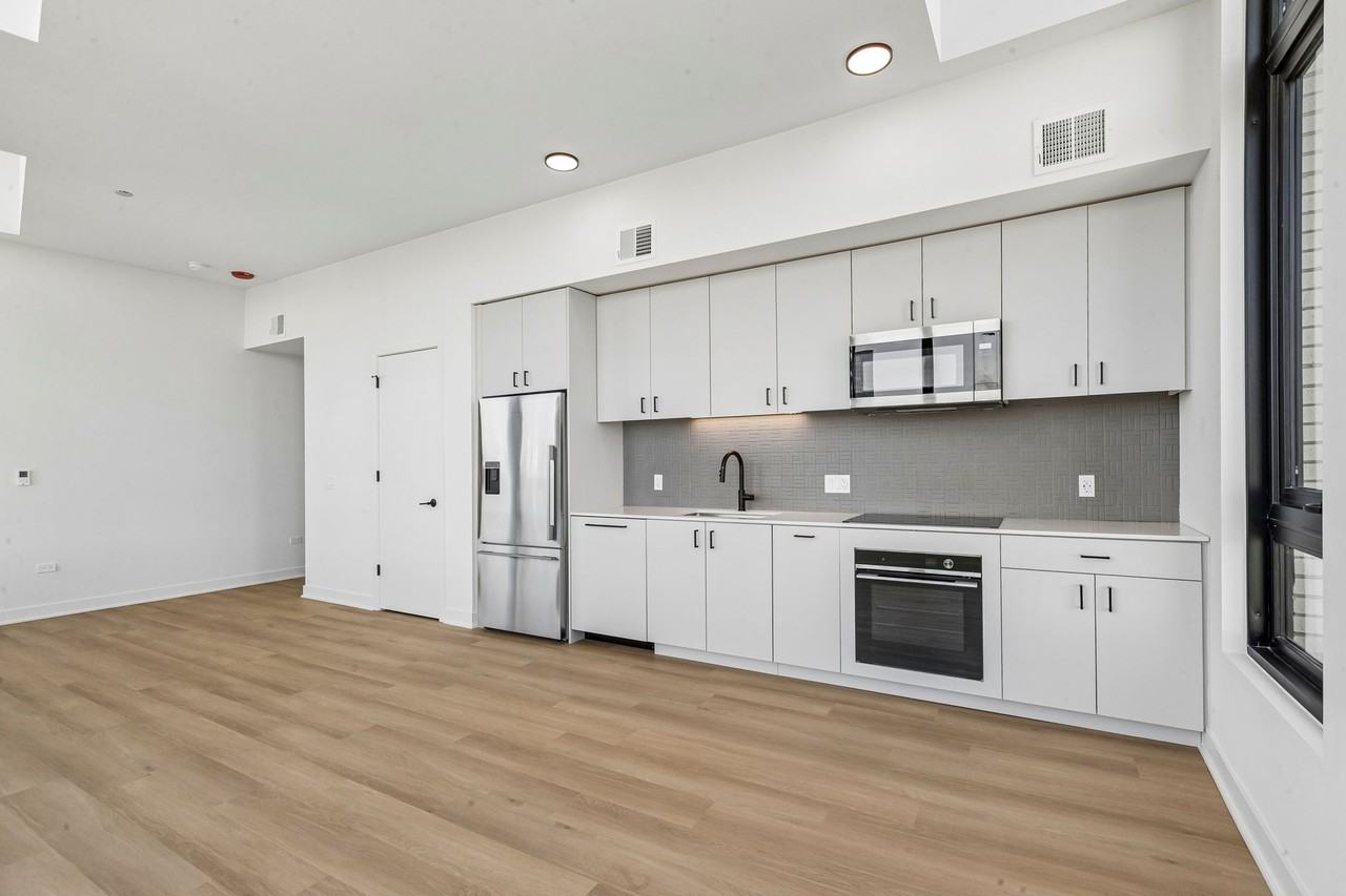 1100 W Grand Ave #519