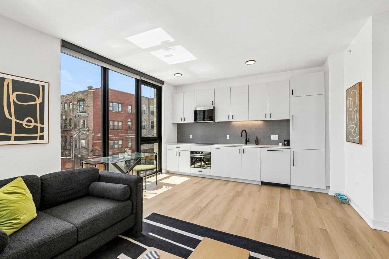 1100 W Grand Ave #318