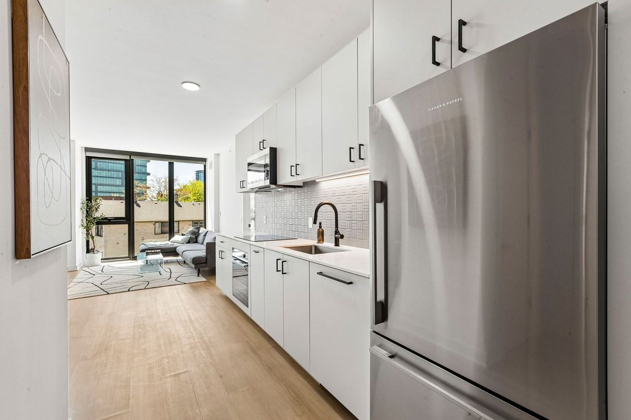 1100 W Grand Ave #611