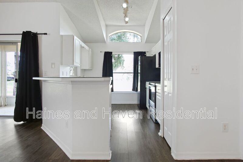 2492 Saint Augustine Blvd - Photo 5 of 40