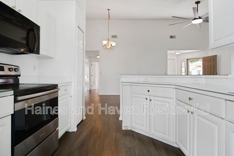 2492 Saint Augustine Blvd - Photo 7 of 40