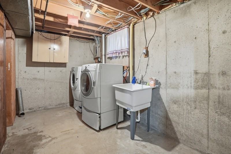 1501 Brentwood St - Photo 4 of 10