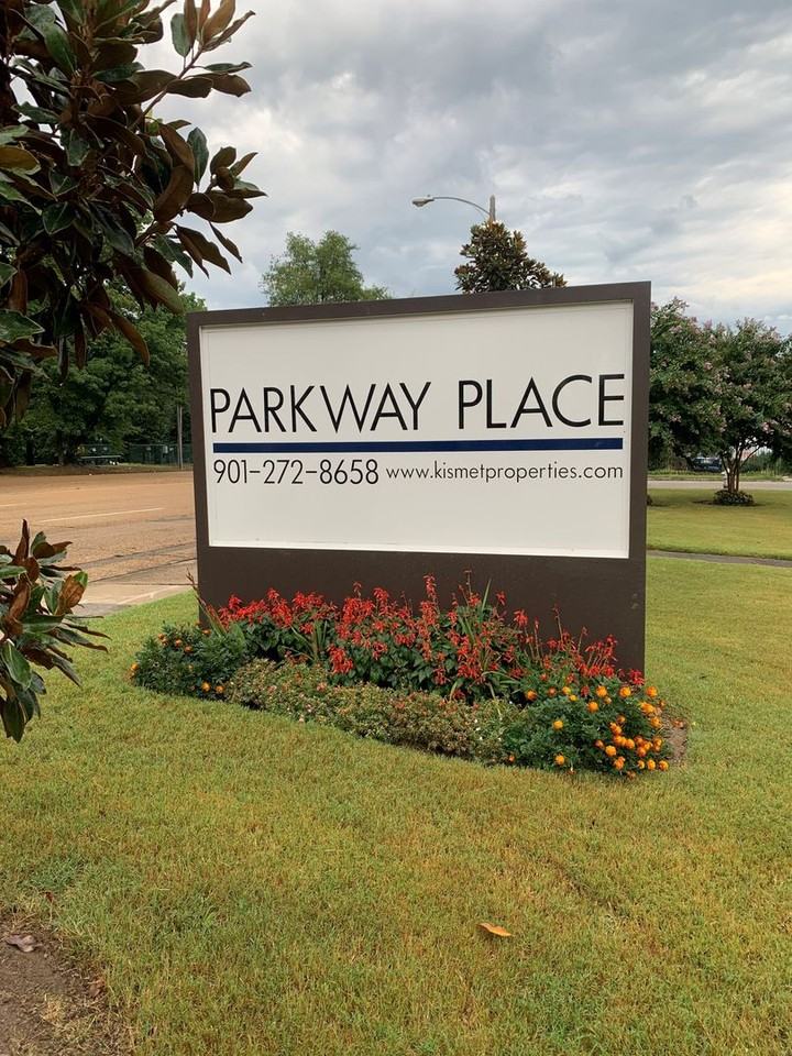 PARKWAY PLACE APARTMENTS - Photo 6 of 10