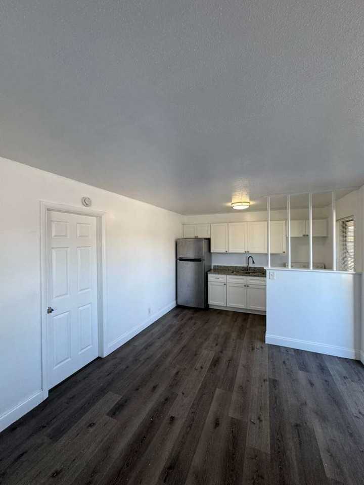 965 West 36th Street - Photo 3 of 8
