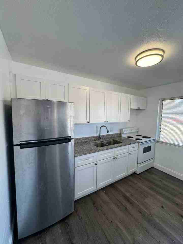 965 West 36th Street - Photo 4 of 8