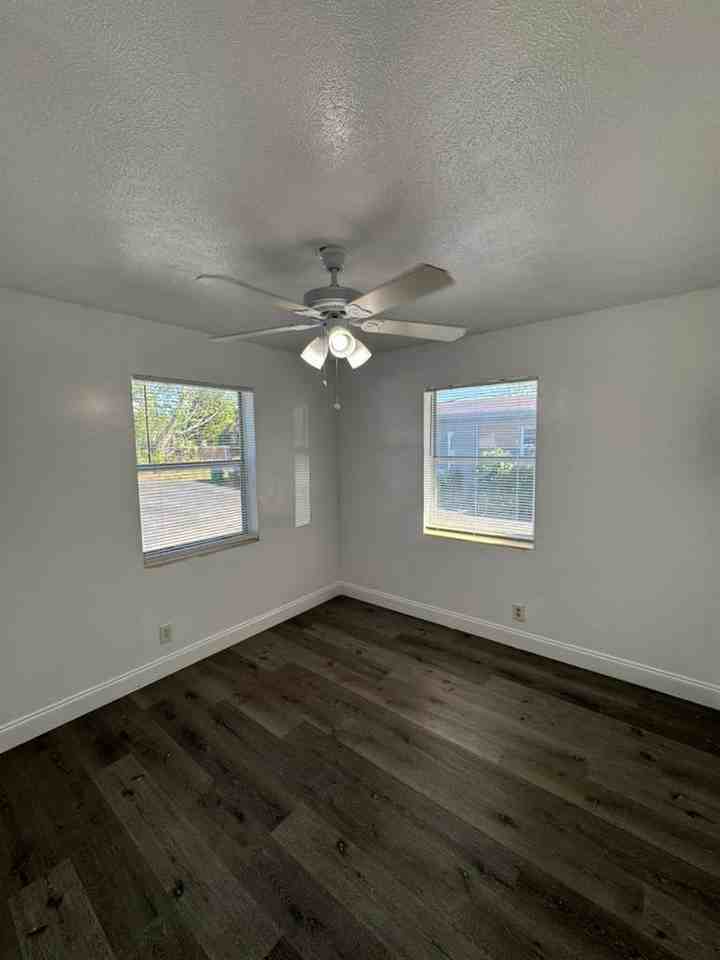 965 West 36th Street - Photo 7 of 8