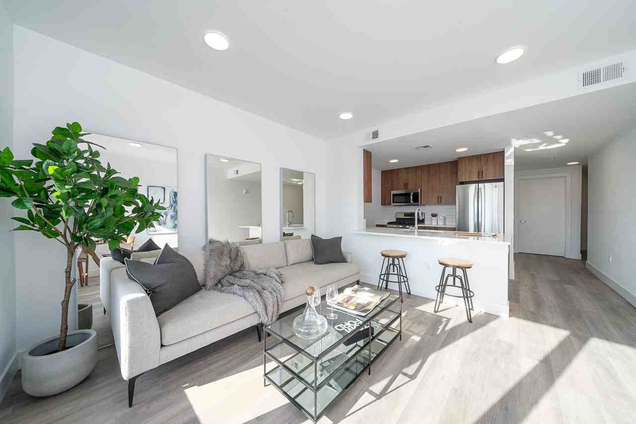 1415 Manhattan - Photo 3 of 41