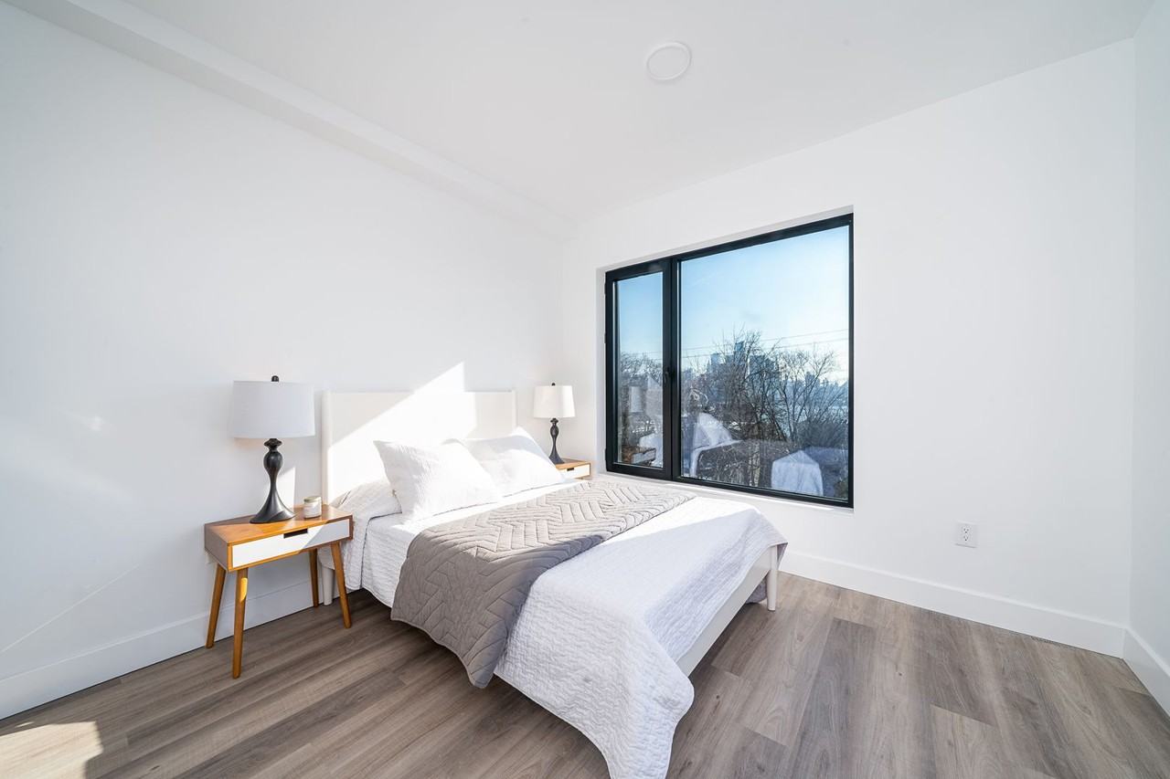 1415 Manhattan - Photo 4 of 41