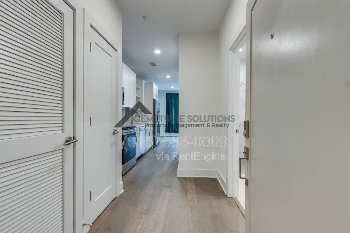 1041 E Trinity Ln #218 - Photo 5 of 10