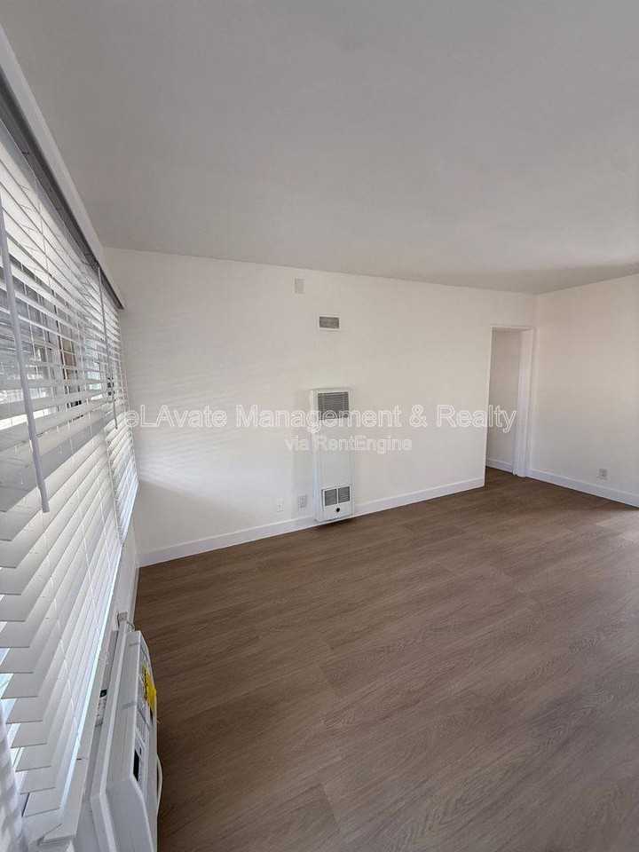 14119 Gilmore St #5 - Photo 7 of 9