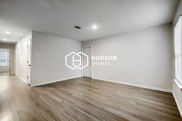 930 N 10th St #B - Photo 3 of 14