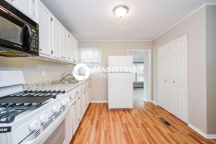 1811 E 75th St - Photo 4 of 15