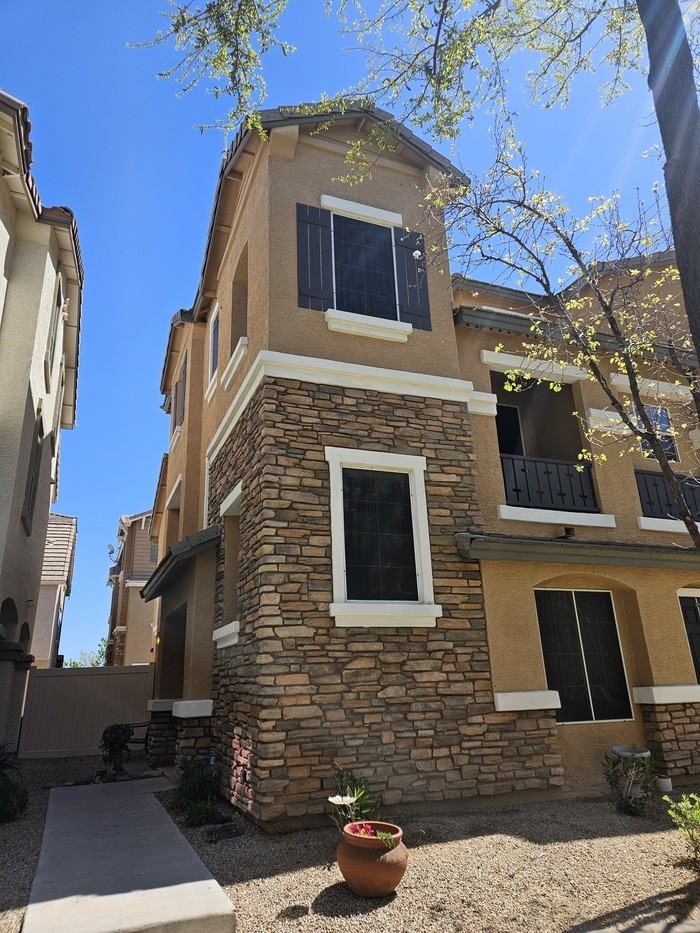 422 N Mahogany Ct