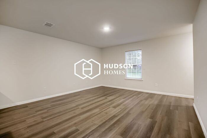 932 Dawson St - Photo 4 of 16