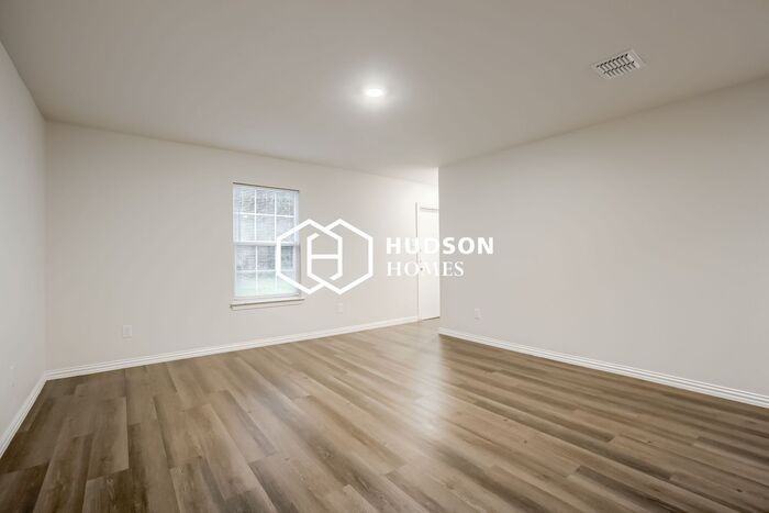 932 Dawson St - Photo 5 of 16