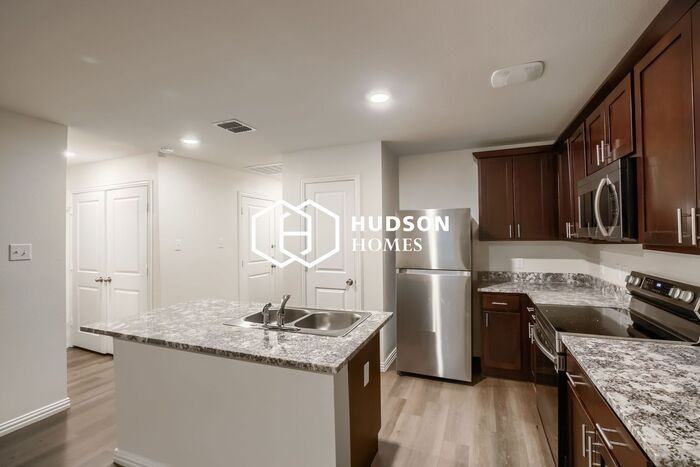 932 Dawson St - Photo 7 of 16
