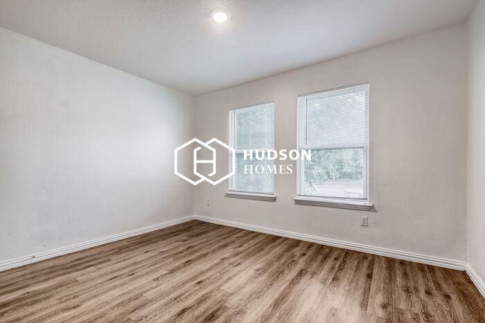 323 Ferris Ave - Photo 6 of 14