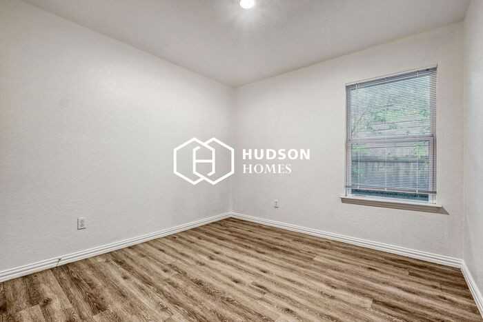 323 Ferris Ave - Photo 7 of 14