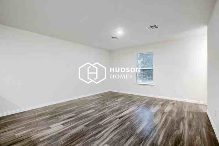916 Olive St - Photo 4 of 16