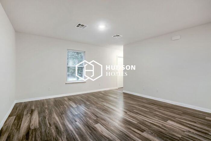 916 Olive St - Photo 5 of 16