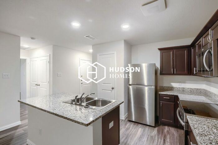 916 Olive St - Photo 7 of 16