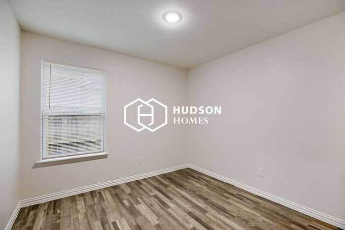 4525 Metropolitan Ave - Photo 7 of 14